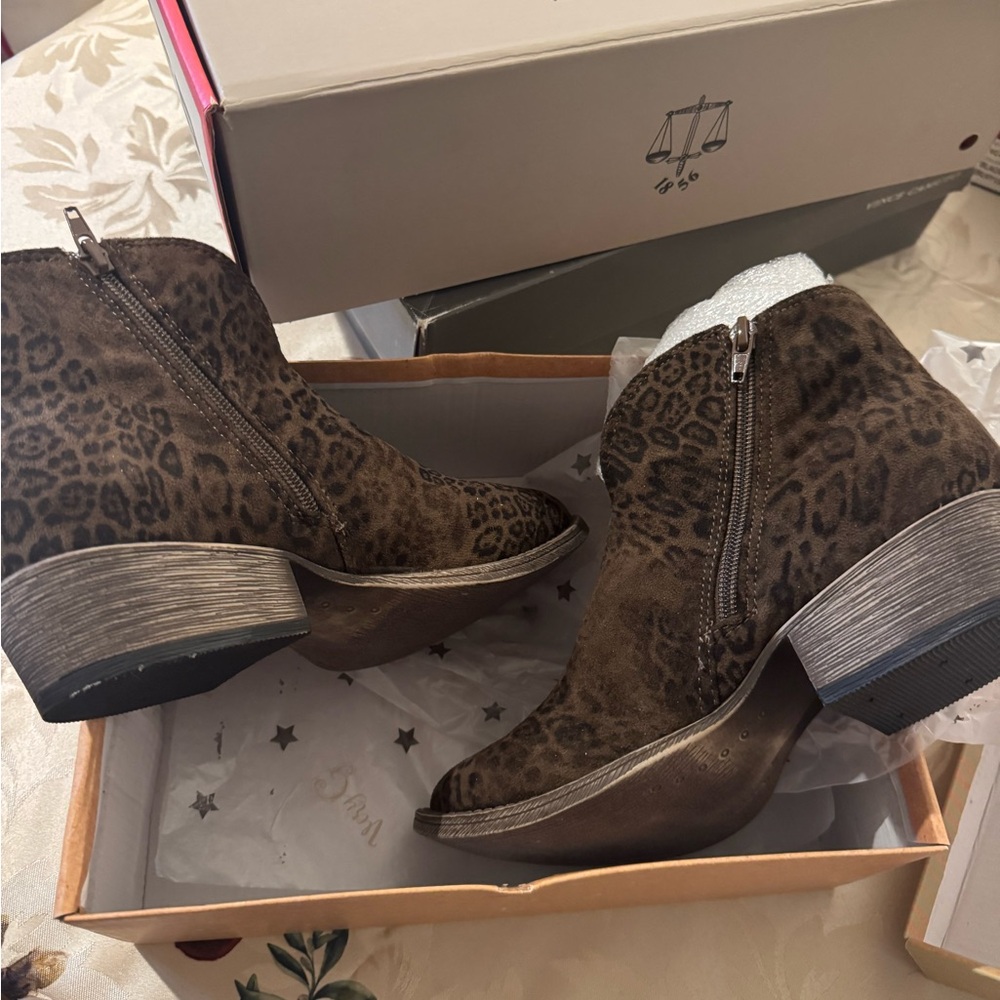 Very g short boots leopard